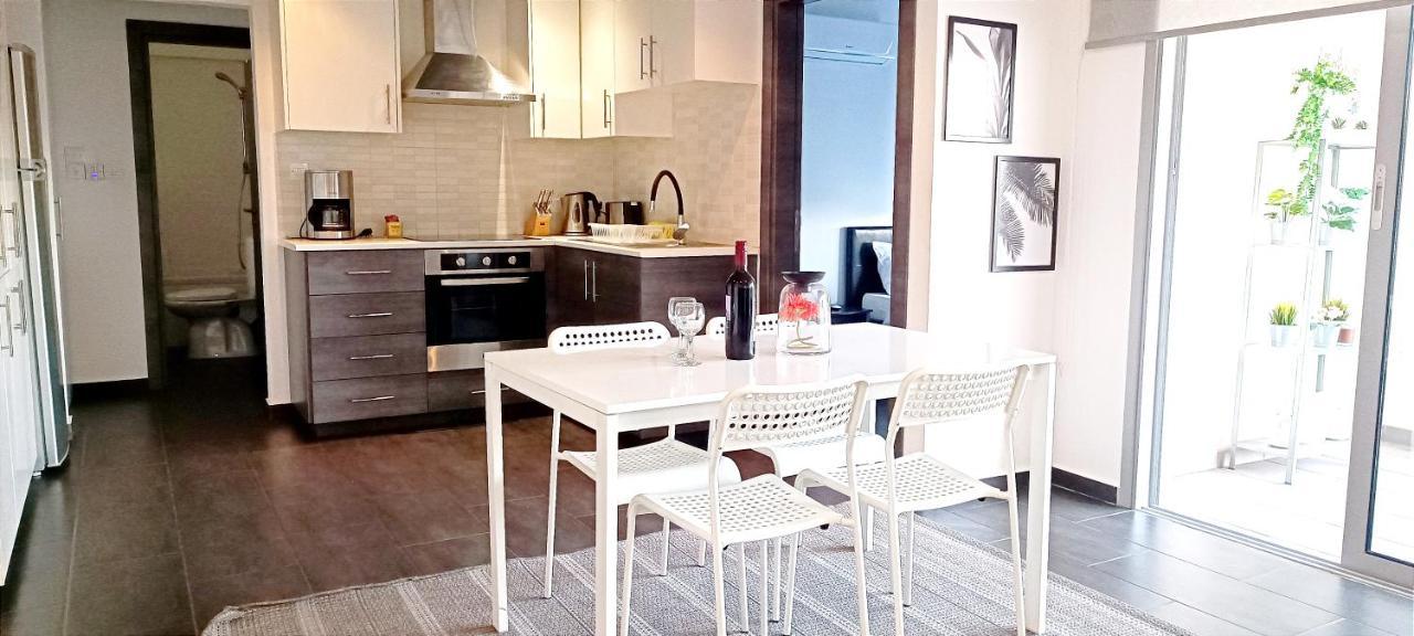 Dezo Luxury Town Apartment 라르나카 외부 사진