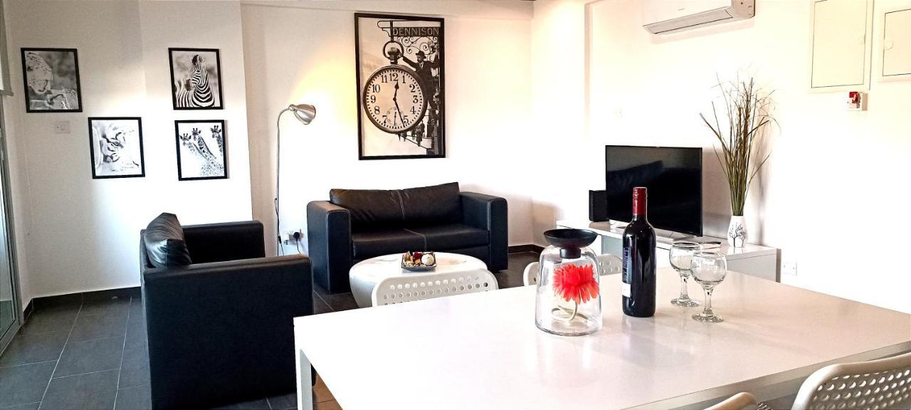 Dezo Luxury Town Apartment 라르나카 외부 사진