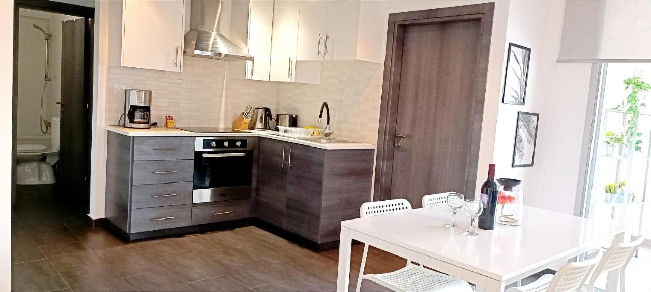 Dezo Luxury Town Apartment 라르나카 외부 사진